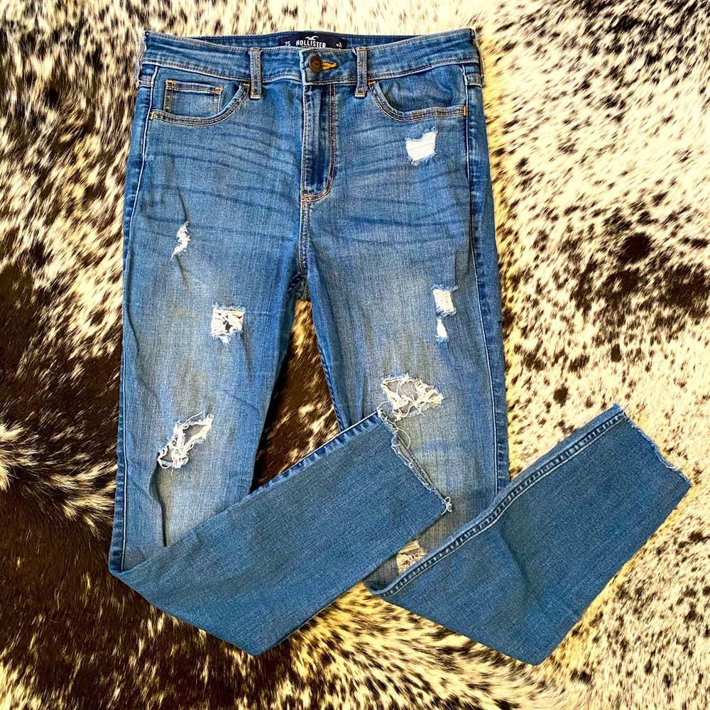 Hollister hi-rise, raw edge W28, L28. Super cute!